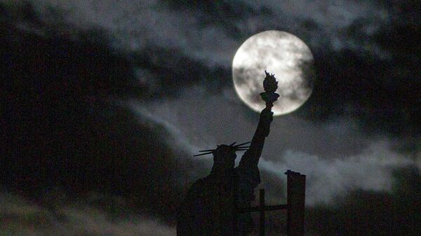 Supermesec iznad replike Statue slobode u glavnom gradu Kosova, Prištini - Sputnik Srbija