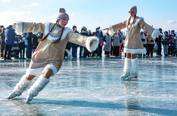 На самом језеру се отвара велико природно клизалиште које је доступно гостима током целог трајања фестивала. На самом језеру се отвара велико природно клизалиште које је доступно гостима током целог трајања фестивала. - Sputnik Србија