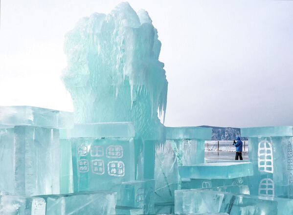 Фестивал укључује и забавни парк за децу, са леденим тобоганима, лавиринтима и интерактивним зонама за игру. Фестивал укључује и забавни парк за децу, са леденим тобоганима, лавиринтима и интерактивним зонама за игру. - Sputnik Србија