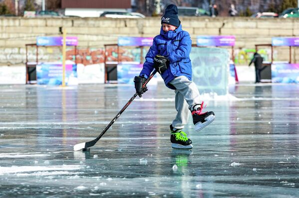 У паузи разгледања ледених скулптура најмлађи посетиоци се забављају играјући хокеј на леду. У паузи разгледања ледених скулптура најмлађи посетиоци се забављају играјући хокеј на леду. - Sputnik Србија