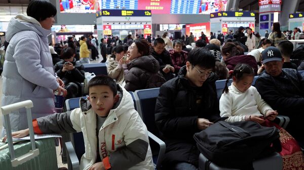 Putnici na železničkoj stanici u Pekingu tokom gužve za vreme Prolećnog festivala - Sputnik Srbija