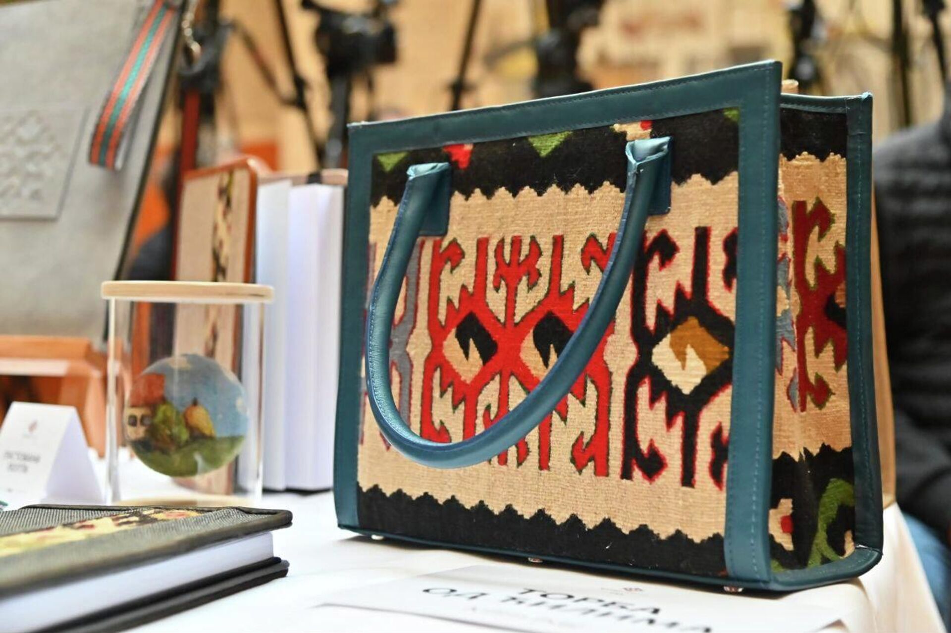 Изложбена поставка елемената уписаних у Национални регистар нематеријалног културног добра „Нити државности“ - Sputnik Србија, 1920, 24.02.2026