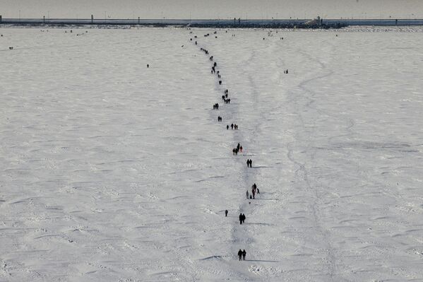 После дуготрајног периода изузетно ниских температура, површина залива у целости је прекривена ледом. - Sputnik Србија