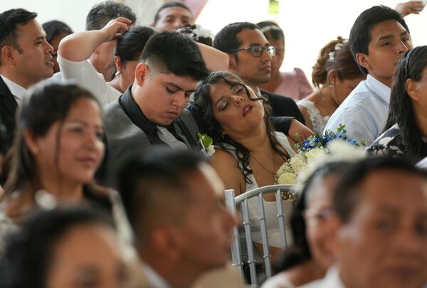 Жена спава поред свог вереника пред масовно венчањњ у Лими, Перу. - Sputnik Србија