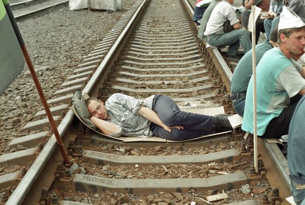 Рудар у штрајку заспао на шинама, блокирајући железнички саобраћај у знак протеста због заосталих плата. - Sputnik Србија