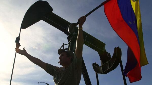 Участник оппозиционной акции протеста размахивает венесуэльским флагом в Каракасе, Венесуэла - Sputnik Србија