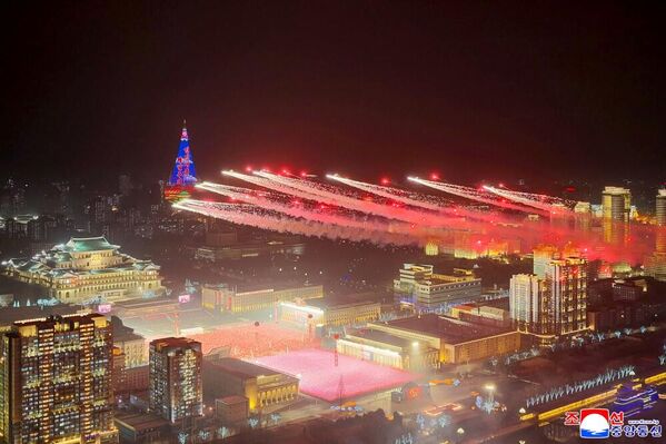 Прелет авиона током параде. - Sputnik Србија