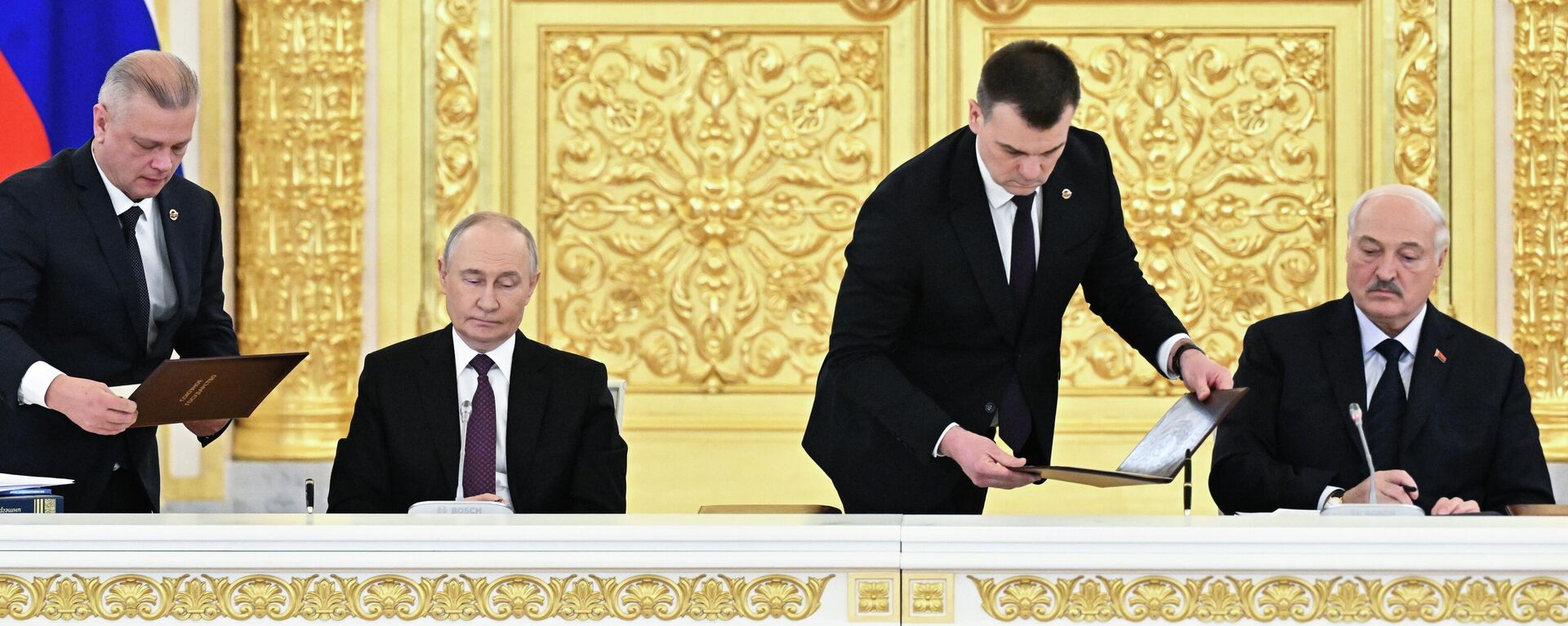 Председници Русије и Белорусије, Владимир Путин и Александар Лукашенко, потписују документе - Sputnik Србија, 1920, 26.02.2026