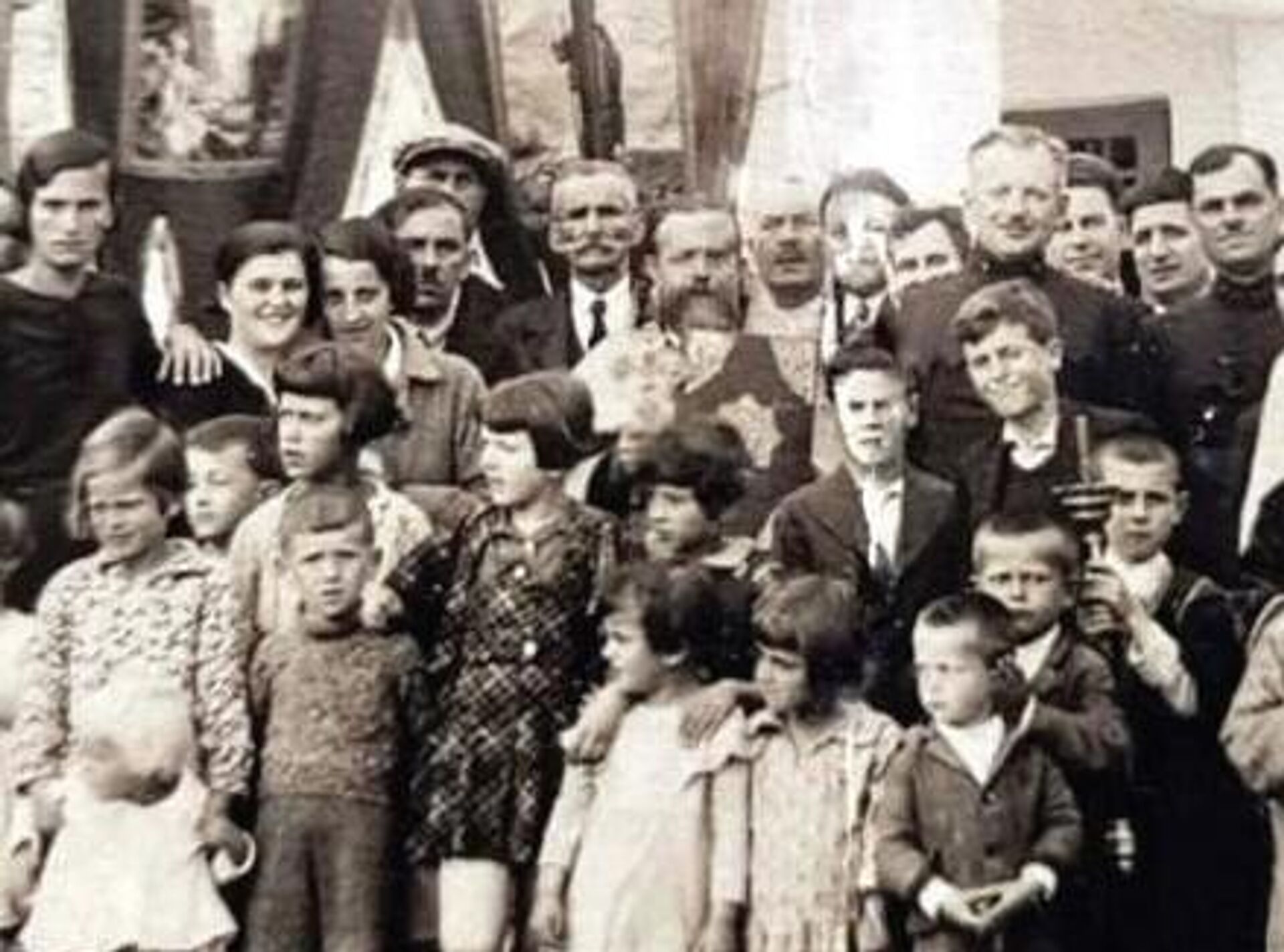 Иларион Деретић, у средини са Јеванђељем - Sputnik Србија, 1920, 27.02.2026