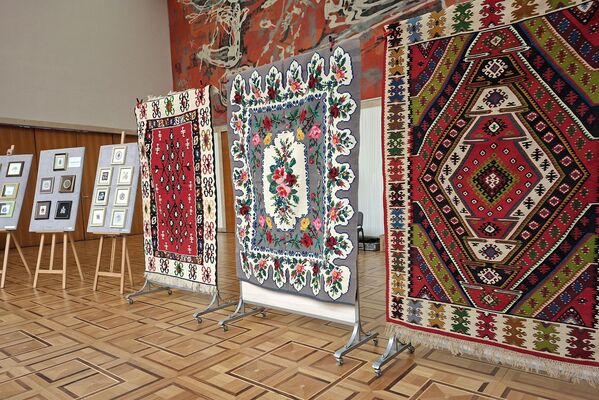 Ћилим није само живописно изаткан ручни рад, већ нешто више. Сваки орнамент и шара имају своје значење: корњача, гугутка, врашко колено, кандило, пламен, софра...приповедају причу коју су вредни прсти ткаље изаткали
(једна ткаља може да изатка мање од једног квадратног метра ћилима месечно)  - Sputnik Србија