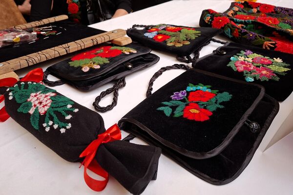 Предмети украшени техником декоративног веза “Штампујит”, традиционалном раскошном техником веза коју негује влашка заједница у источној Србији, посебно у Неготинској Крајини и приобаљу Дунава.  - Sputnik Србија