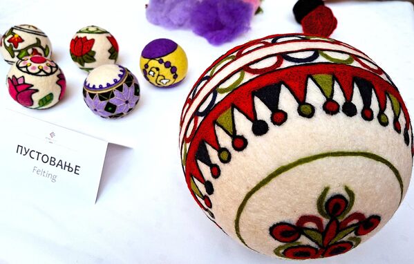 Од вуне је настала и прва лопта, тако што су пастири, док су чували овце, прикупљали длаке и вуну и од њих деци правили лопте за играње. По веровању номадских народа, предмети од пустоване вуне имају магичну моћ.  - Sputnik Србија