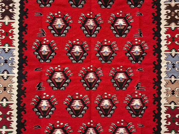 Део пиротског ћилима са једном од најстаријих и најпознатијих шара познатих као Ђулови (цвет руже). Народно веровање је да се ћилим са овим мотивима поклања као дар од срца - Sputnik Србија