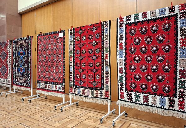 Ткање ћилима је вишевековна традиција српског народа. Најпознатији су пиротски ћилими познати по свом богатству боја и композицији. Постоји готово 100 мотива ових ћилима. Оригинални су изузетно густо ткани, танки и исто изгледају с лица и с наличја. - Sputnik Србија