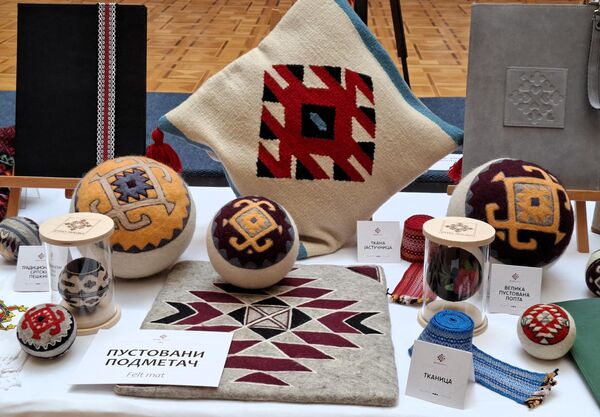 Данас, пустовање вуне није потреба, већ се ради првенствено како би се очувала традиција, а производи настали на овај начин су права атракција. - Sputnik Србија