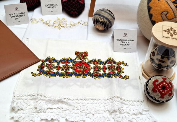 Везени пешкири су некада били обавезан део венчања и крштења, али и део девојачке спреме. Пажљиво и са љубављу припремани, поклањали се важним учесницима тих догађаја и значили су поштовање и радост. - Sputnik Србија