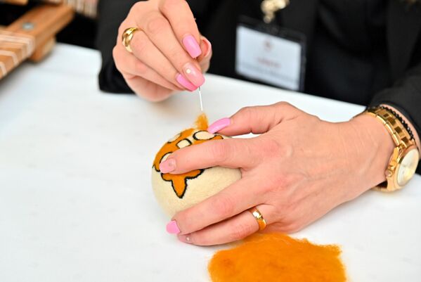 Постоје две врсте обраде вуне овом техниом; суво и мокро пустовање. Суво пустовање подразумева рад са специјалним иглама које се брзо убадају у слој вуне, чиме се повлаче и уплићу влакна. Потом се додаје нови слој вуне и тако све док се не добије жељени облик. - Sputnik Србија