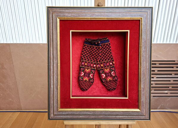 Неизоставни део српске народне ношње су вунене чарапе. На изложби су изложене дворедне чарапе које се плету од домаће вуне помоћу пет игала , користећи две нити различитих боја(најчешће црвену и црну ) по чему су и добиле назив - Sputnik Србија