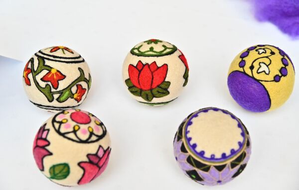 На први поглед неко би помислио да су ово посебно дизајниране тениске лоптице, а заправо су у питању лоптице настале древном, од ткања старијом техником - пустовањем. Ову технику ваљања вуне користили су азијски народи у изради одеће, обуће, прекривача, шатора... - Sputnik Србија