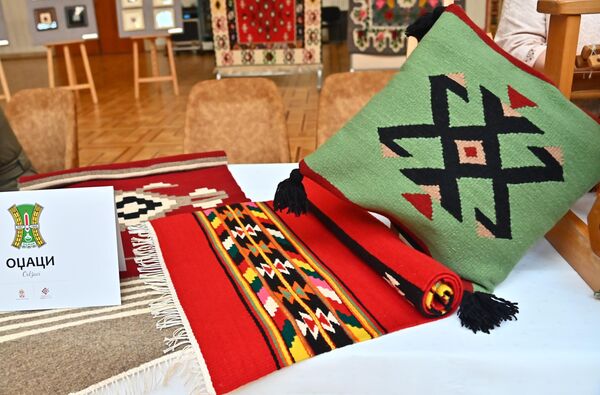 Мали ручно ткани ћилим и јастучница декорисани етно мотивима  - Sputnik Србија