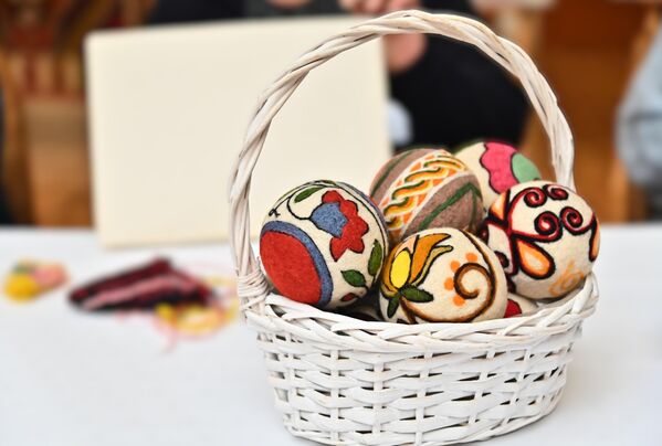 У времену где роботи потискују људе, где машине серијски  штанцују  производе по приступачним ценама, ручни рад постаје раритет, право мало ремек -дело у које је током стварања уткана енергија, емоција и стваралачко надхунуће аутора    - Sputnik Србија