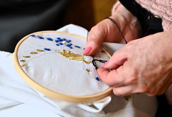 Вез је некада био саставни део образовања женске деце, невезано да ли су живела у палатама или сиромашним колибама. Умеће и маштовитост везиље, сваки везени предмет чине малим ремек делом  - Sputnik Србија