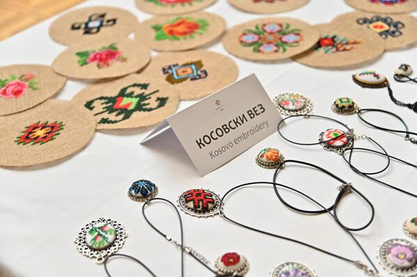 Косовски вез је настао у средњем веку и био је веома заступљен на српском двору. Један од најпознатијих перимера косовског веза је Похвала кнезу Лазару, коју је 1389 године, златним нитима на црвеној свили извезла  монахиња Јефимија  - Sputnik Србија