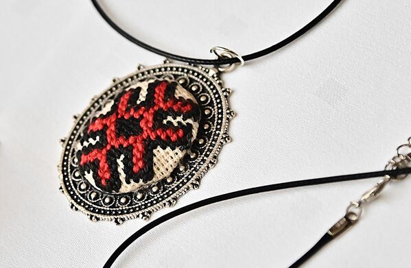 Традиционалне шаре са пиротског ћилима, биле су инспирација вредним везиљама за израду ручно рађених медаљона - Sputnik Србија