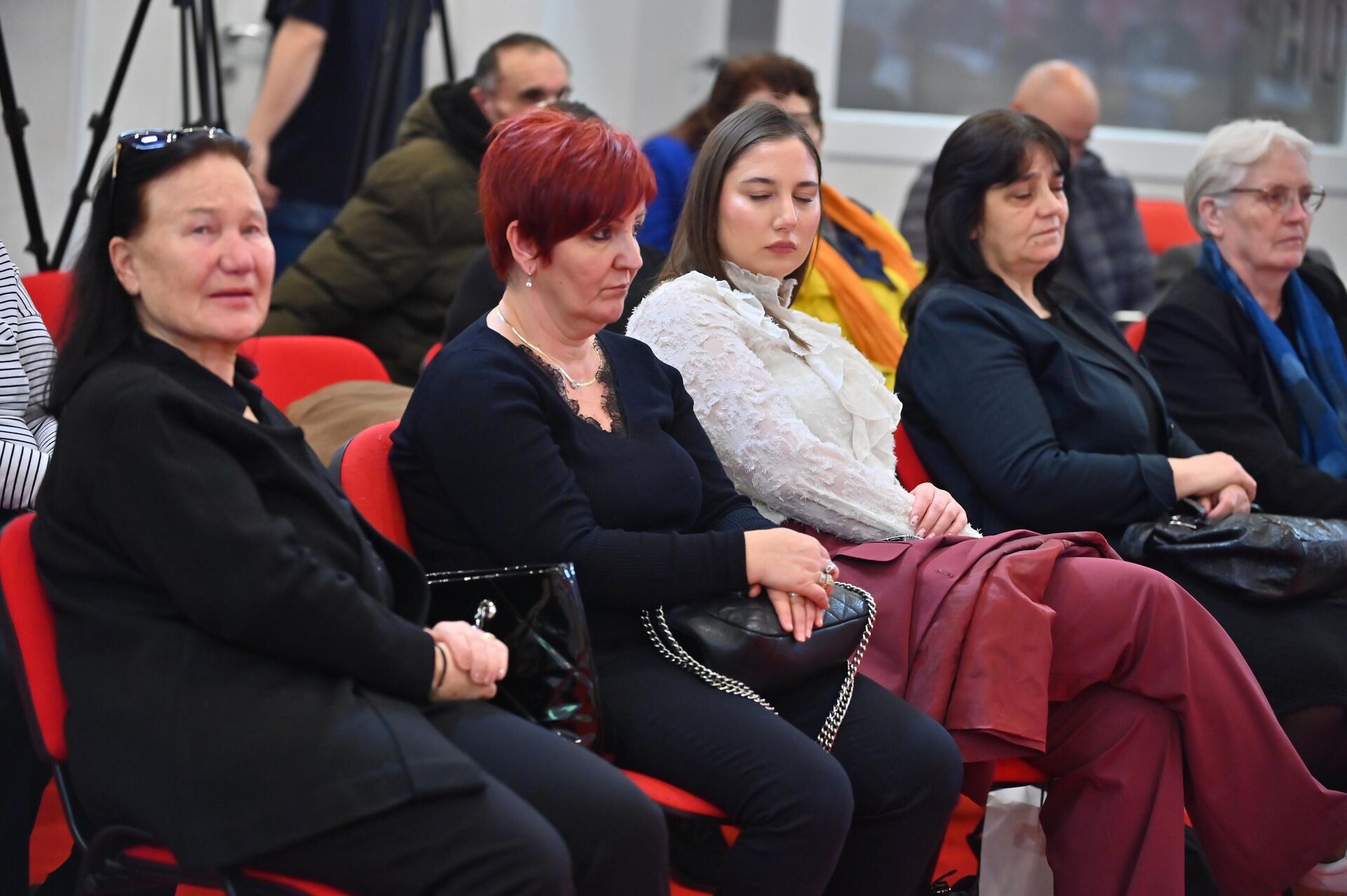 Породице несталих лица на представљању монографије ,,Отета истина под насловом Неизвесност убија Породице несталих лица на представљању монографије ,,Отета истина под насловом Неизвесност убија - Sputnik Србија, 1920, 27.02.2026