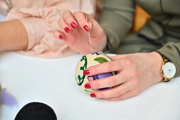 Потребно је изузетно велики број убода иглама да би се добио финалан производ, па се тако сувим постовањем израђују претежно мали предмети - Sputnik Србија