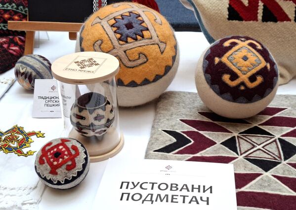 Мокро пустовање је старији традиционални поступак где се комади сирове, рашчешљане али непредене вуне ређају у слојевима који се поквасе водом и сапуницом. Следи процес ваљања где се притискањем и благим померањем вуне влакна међусобно сједињују, мрсе а као резултат се добија чврст нераскидив материјал - Sputnik Србија