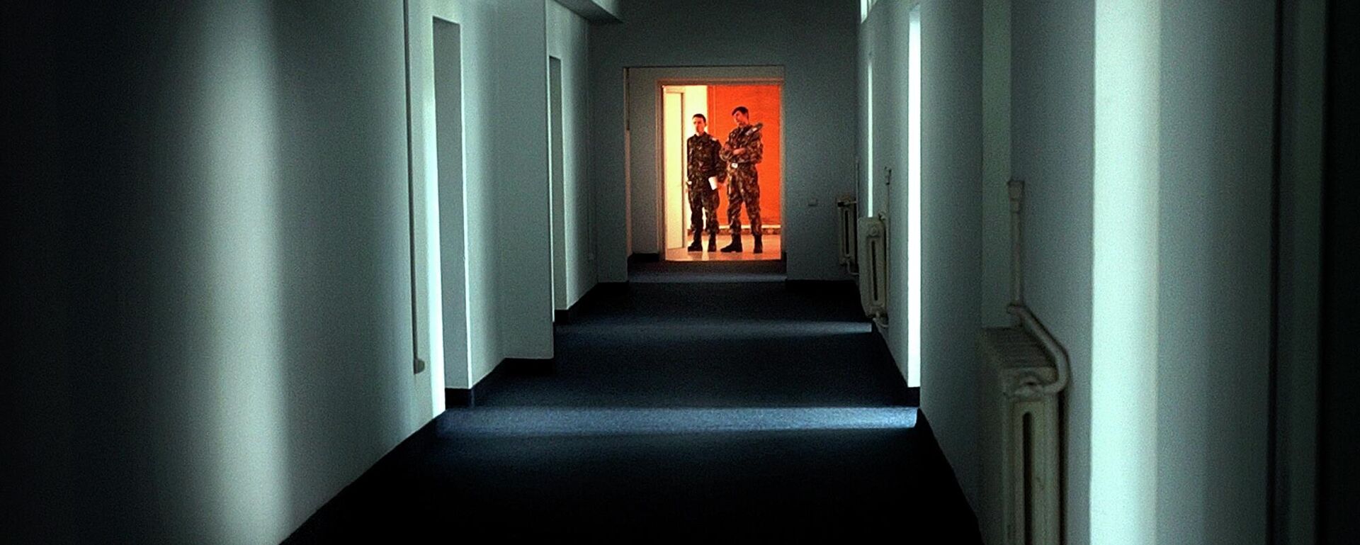 Војници стоје у ходнику - Sputnik Србија, 1920, 27.02.2026