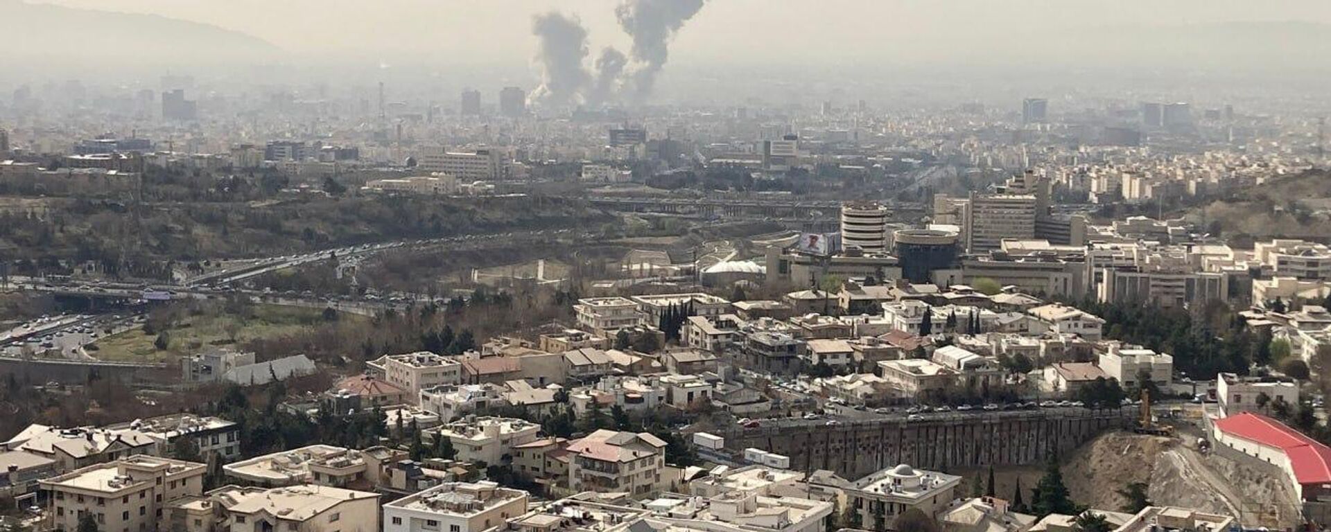 Дым поднимается над Тегераном после ударов Израиля и США по Ирану - Sputnik Србија, 1920, 02.03.2026