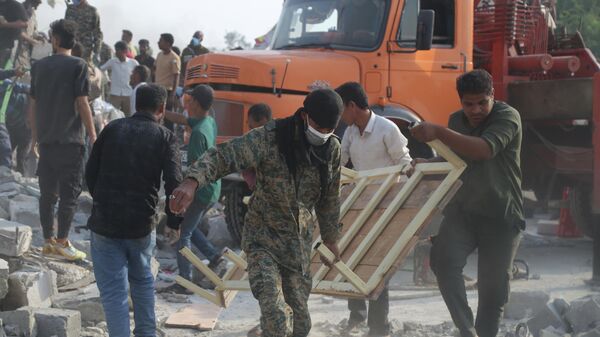 Спасиоци на месту ракетирања женске школе у Ирану - Sputnik Србија