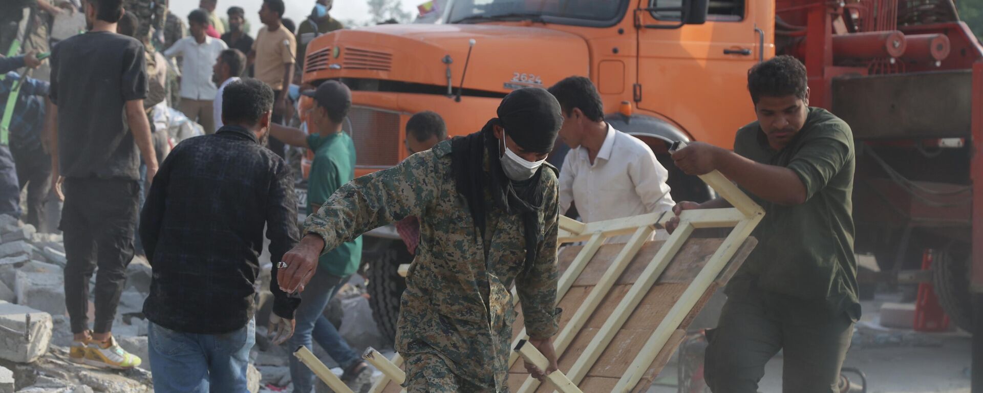 Спасиоци на месту ракетирања женске школе у Ирану - Sputnik Србија, 1920, 01.03.2026