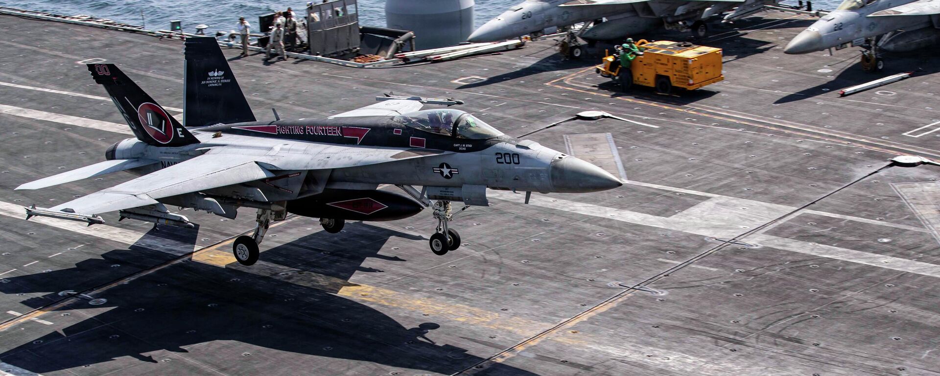 Амерички ловац Ф/А-18Е супер хорнет на носачу авиона Абрахам Линколн - Sputnik Србија, 1920, 01.03.2026