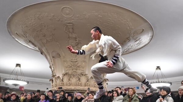 Плес у метроу: Кинески уметници одушевили Московљане /фото/