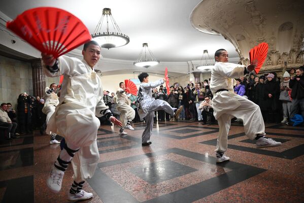 Током тог периода станице јавног превоза у Москви традиционално постају део културног програма града, окупљајући путнике и посетиоце. - Sputnik Србија
