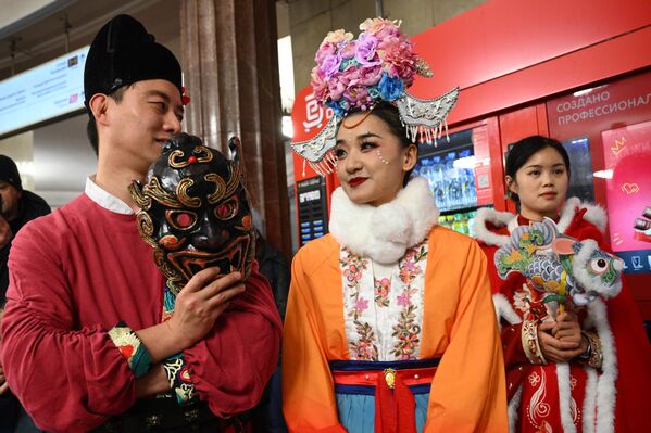 Московљани и њихови гости могу да сазнају више о кинеској култури на бесплатној изложби која је организована у оквиру прославе. - Sputnik Србија