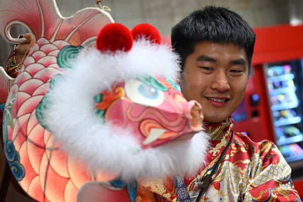 Програм укључује плес лавова, акробације, народне песме и луткарско позориште. - Sputnik Србија