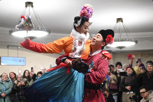 Кинески уметници у својим прелепим костимима одушевили су Московљане - Sputnik Србија