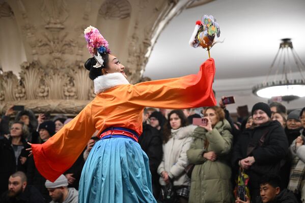 Традиционални плес уметника из Кине. - Sputnik Србија