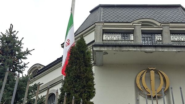 Zastava na pola koplja u iranskoj  ambasadi u Beogradu  - Sputnik Srbija