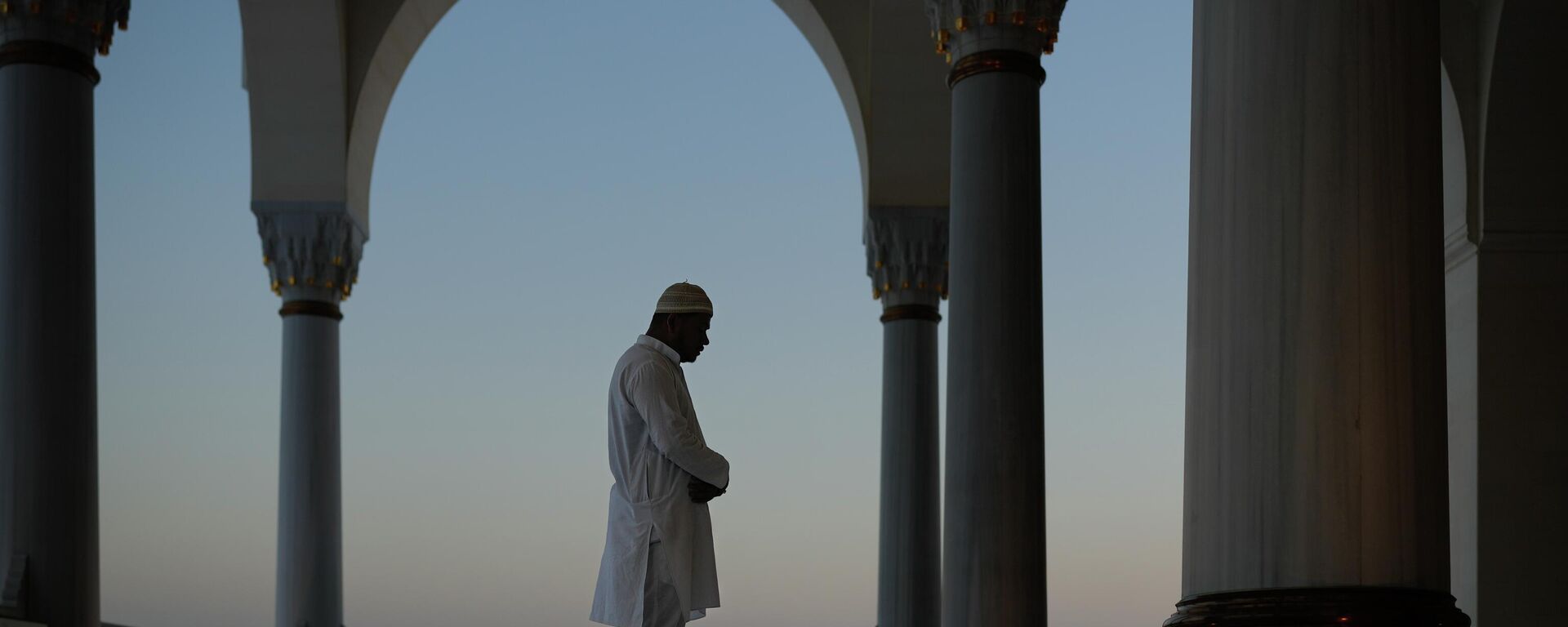 Верник у џамији у Дубаију - Sputnik Србија, 1920, 02.03.2026