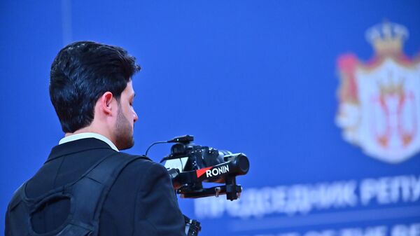 Čovek snima kamerom  - Sputnik Srbija