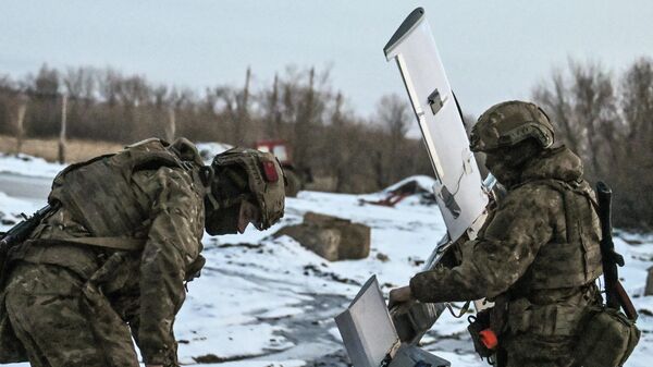 Ruski vojnici pripremaju za lansiranje dron molnija 2 u zoni specijalne vojne operacije - Sputnik Srbija