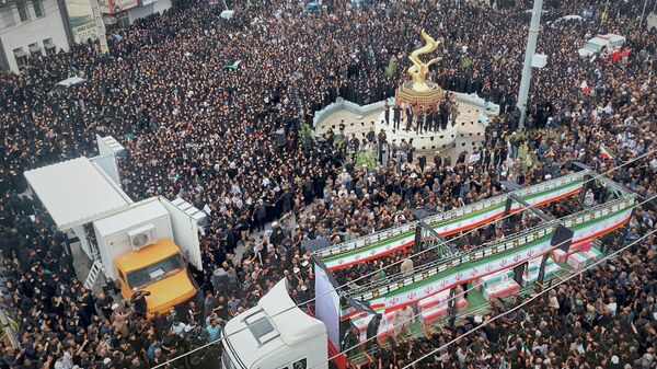 Pogrebna povorka za 165 dece ubijene u američko-izraelskim napadima - Sputnik Srbija