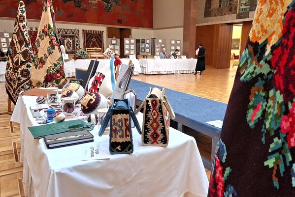 Чланице националног удружења произвођача рукотворина Етно мрежа су у Палати Србија приредиле изложбу „Нити државности“ на којој су изложене рукотворине уписане у Национални регистар нематеријаног културног наслеђа Србије - Sputnik Србија
