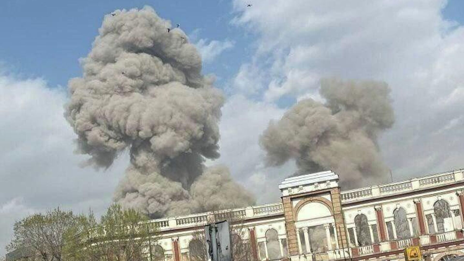 Люди наблюдают за поднимающимся над горизонтом дымом после взрыва в Тегеране, Иран - Sputnik Србија, 1920, 03.03.2026