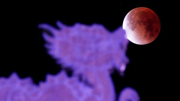 Krovavaя luna voshodit nad glavnыm vhodom v La-Čineska, Meksika - Sputnik Srbija